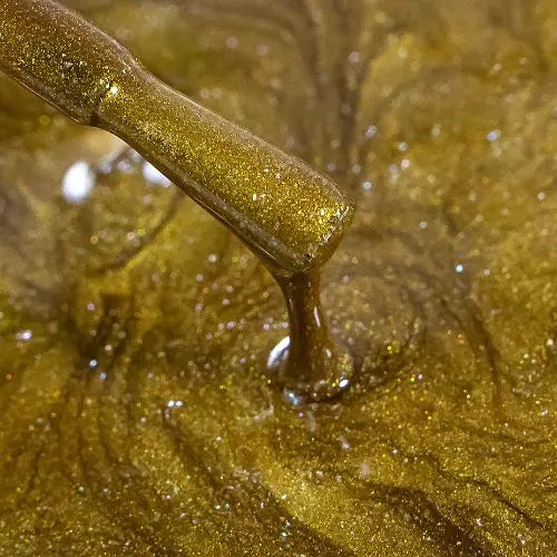 Esmalte semipermanente dorado. Manicura profesional.