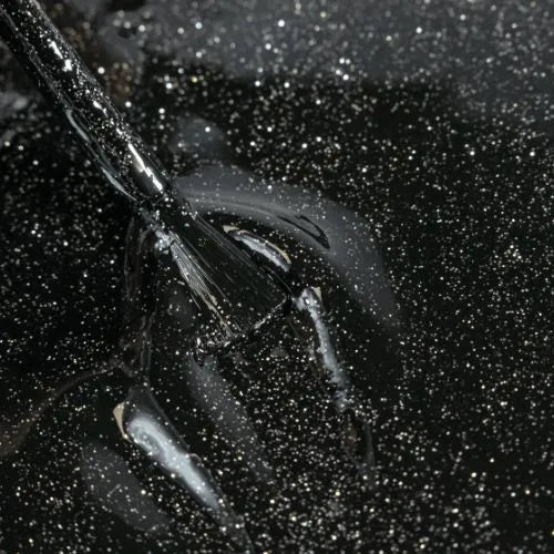 Pintauñas con purpurina negra. Esmalte semipermanente reflectivo