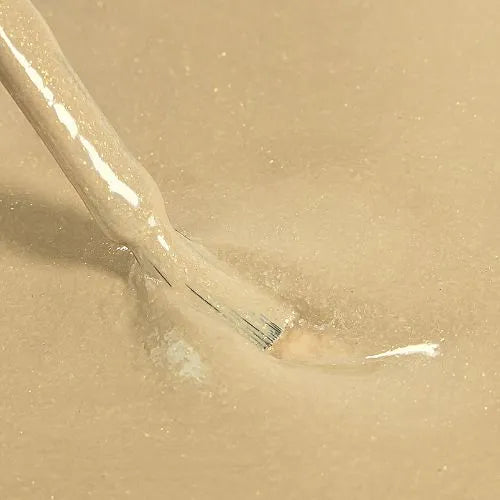 Esmalte con purpurina dorada. Luce una manicura profesional perfecta y con estilo.